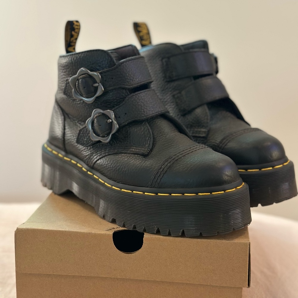 Dr. Martens Devon Flower Buckle Leather Platform Boots Size 9L